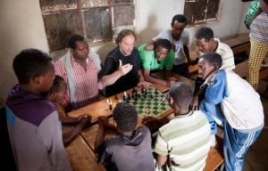 Álvaro van den Brule dando clases en un campo de refugiados