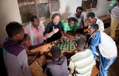 Álvaro van den Brule dando clases en un campo de refugiados